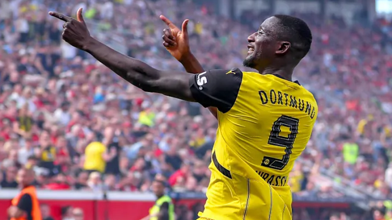 Arsenal đang cân nhắc kích hoạt điều khoản giải phóng trị giá 44 triệu bảng để sở hữu Serhou Guirassy, nhưng câu hỏi được đặt ra là: liệu đội bóng của Arteta có thực sự cần thêm một trung phong lúc này? Thời điểm hiện tại, “Pháo thủ” đang trải qua giai đoạn thi đấu cực kỳ thăng hoa, với những chiến thắng ấn tượng trước Tottenham và Bayern Munich, giúp họ đứng đầu Ngoại hạng Anh và có lợi thế tại Champions League.
